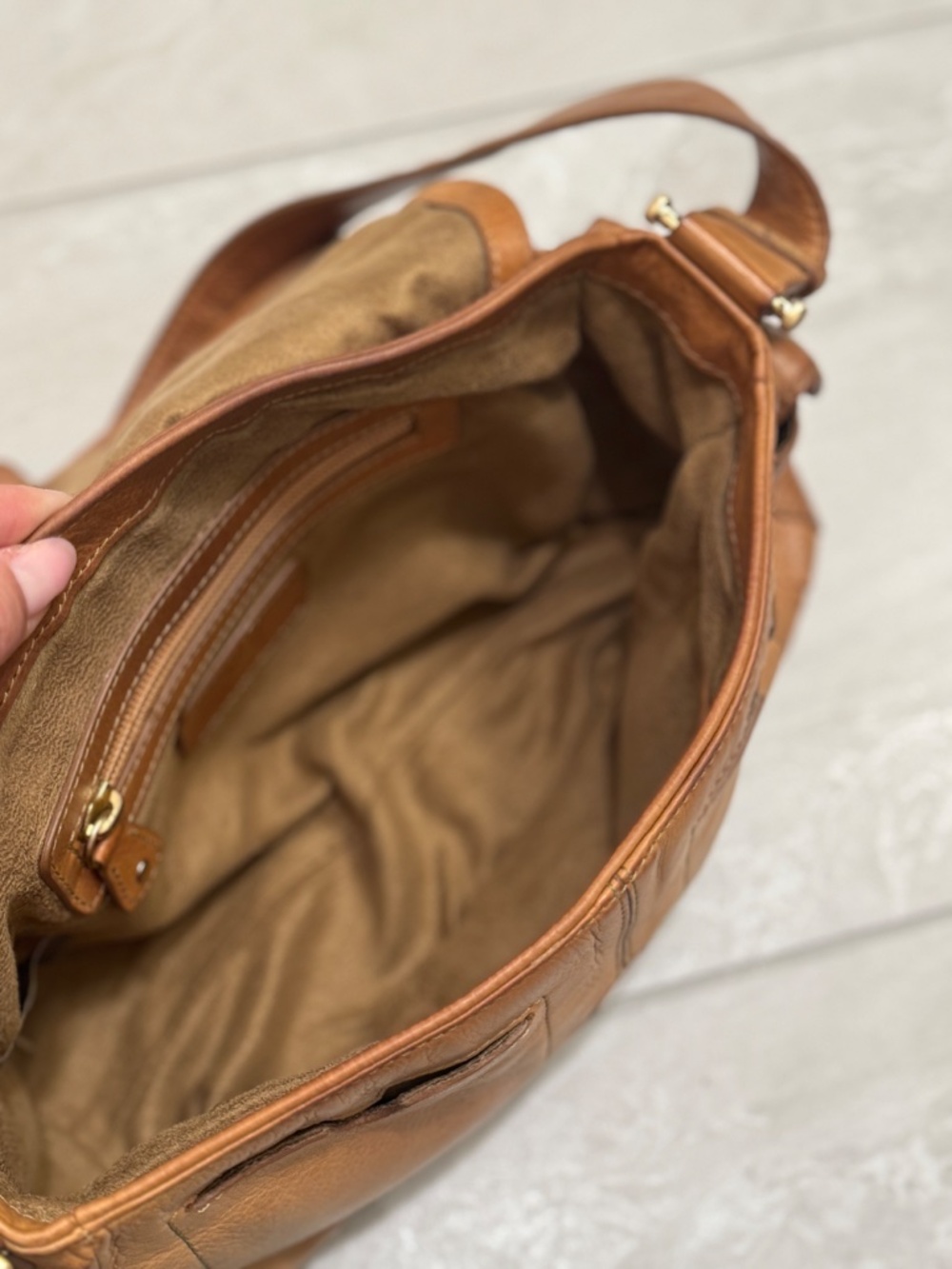 Classic Women's Leather Shoulder Bag in Tan - Picture 14 of 16
